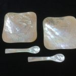 Set Tsunami: Platos cuadrados de nácar (2u) y dos cucharas de nácar para caviar